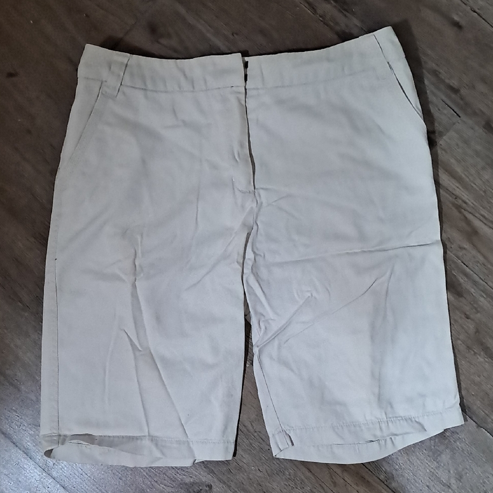 Tailor B. Moss Beige Women's Bermudas